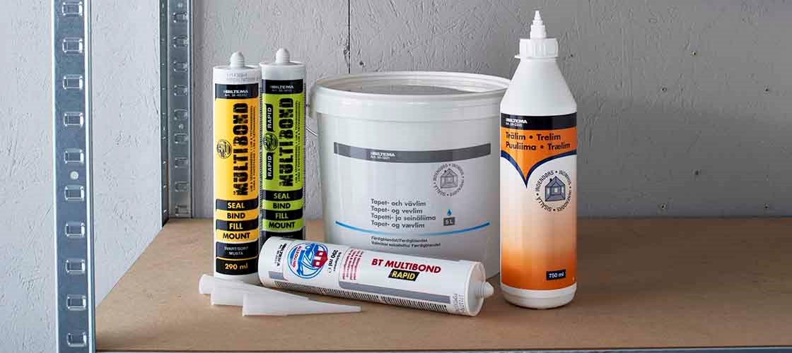 Närbild på limprodukter som står på en hylla.