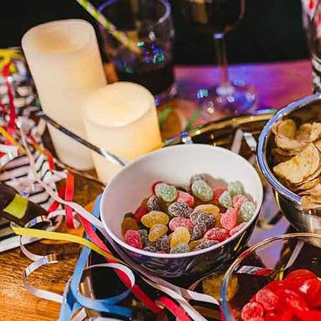 Nyårsdekorationer och nyårstillbehör – Allt för ett festligt och säkert nyår
