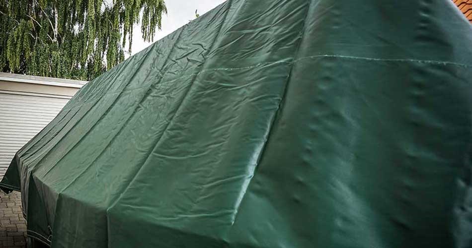 Formsydd båtpresenning monterat på en segelbåt.