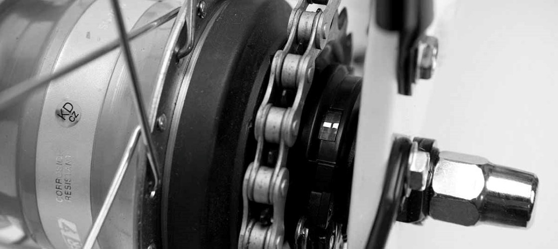 Close-up of a bicycle chain in a bicycle wheel.